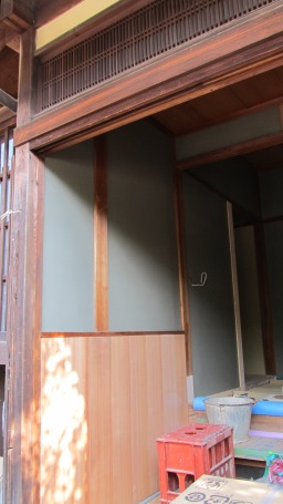 Lime-clay "asagi-tsuchi" or blue clay, entry way.