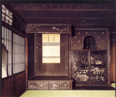 At the time 270 years ago, rooms like this were apparently not so very uncommon. Today, this is the only one you can find. Aogai-no-ma. A dark grey-blue clay finish (kujo-tsuchi, also no longer findable) blackened by soot features intricate designs of abalone inlay. The room itself is considered a China-inspired party room. The blackness of the walls and the ceiling are from the multitude of candles that would be lit each night, throughout the centuries. Sparkly! and incidentally, it was the soot from all these candles that has preserved the cat-tail stalks that created this rarely seen ceiling.